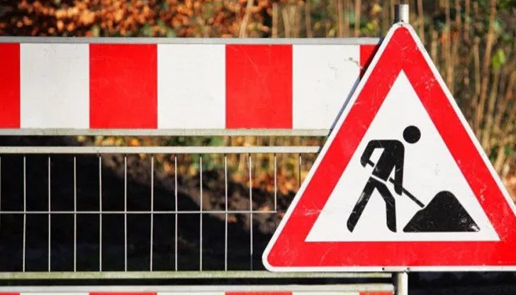 В участъка от Полски Тръмбеш до село Поликраище движението се осъществява в едната лента