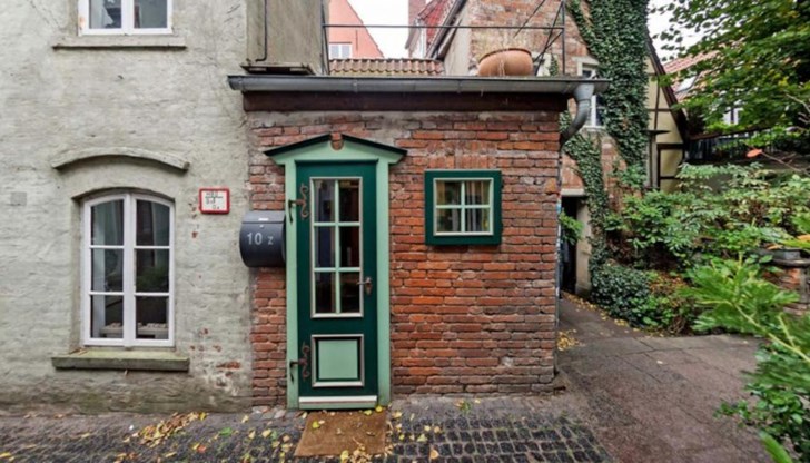 Миниатюрна къща разполага с тоалетна, душ и спална ниша