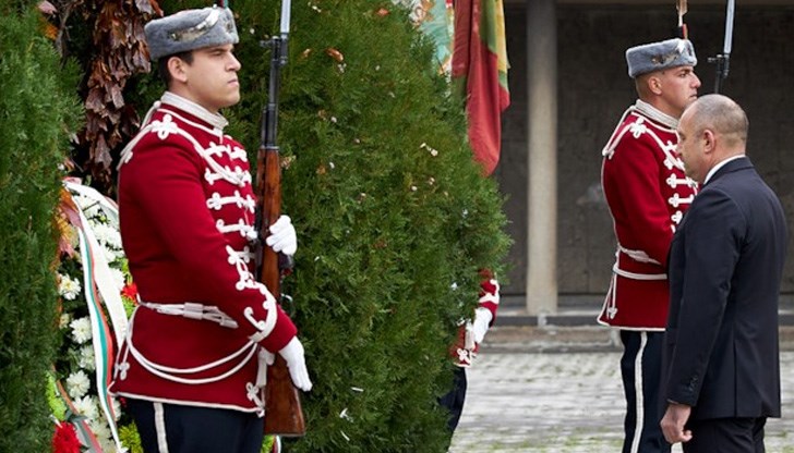 На заупокойната панихида присъстваха и министърът на отбраната Красимир Каракачанов и началникът на отбраната адмирал Емил Ефтимов