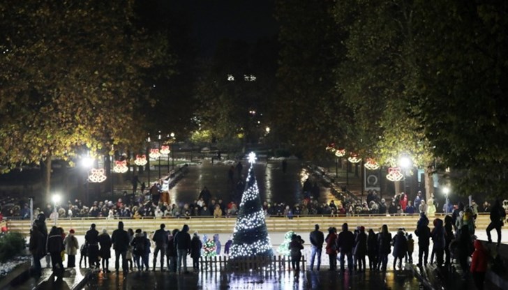 При подходящо метеорологично време – средна дневна температура под 10°C, пързалката ще бъде заледена