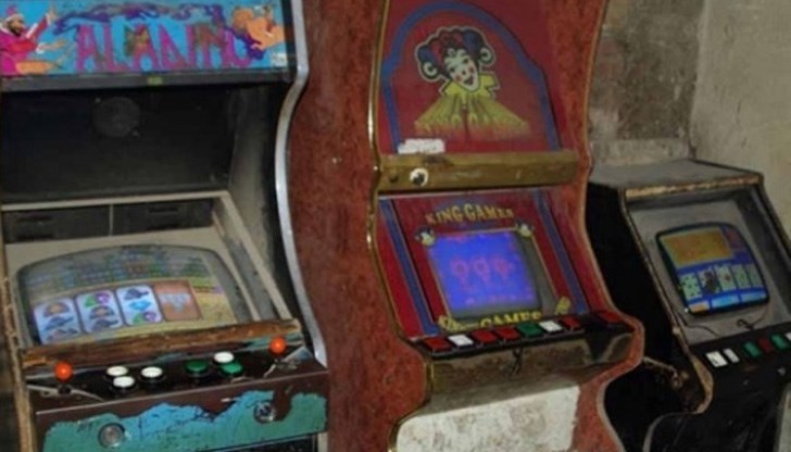 Двама мъже с маски насочили пистолет към крупието Двама мъже с маски насочили пистолет към крупието