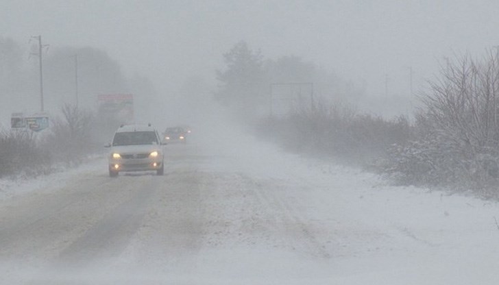 Има силен снеговалеж в района