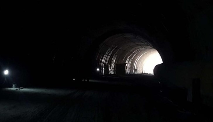 Около половината от лампите в тунела не светят