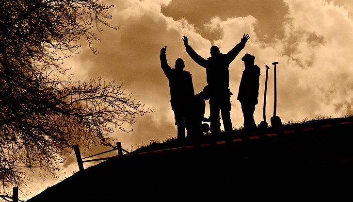 Скорпионът взима лопатата, копае и си мисли: "Тоя да го закопая, че после имам още единайсет!"