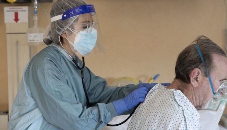 Напрегнато преминава една 12-часова смяна на 39-годишната лекарка, от момента, когато излиза от дома си, за да се грижи за пациентите, нуждаещи се от субинтензивно лечение, до момента, когато се връща у дома изтощена Напрегнато преминава една 12-часова смяна на 39-годишната лекарка, от момента, когато излиза от дома си, за да се грижи за пациентите, нуждаещи се от субинтензивно лечение, до момента, когато се връща у дома изтощена