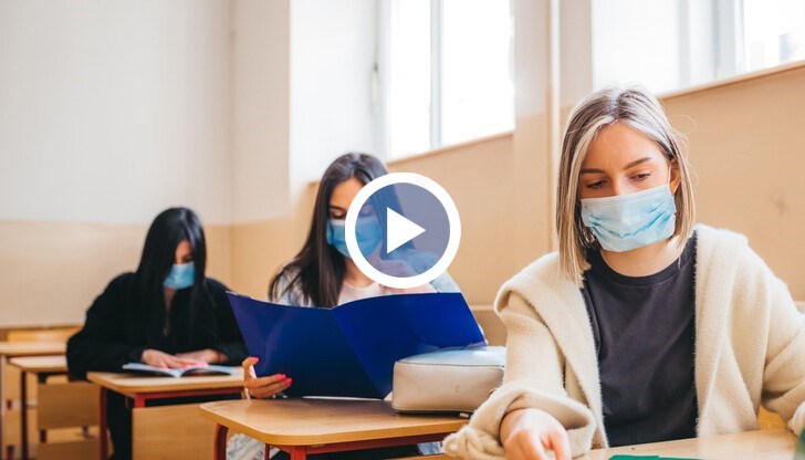 В момента учениците трябва да носят предпазните средства само в междучасията и когато излизат от класната стая