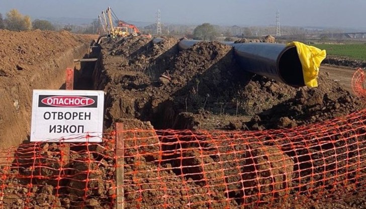 Руската официална агенция ТАСС днес разпространи думите на премиера с допълнение, че интерконекторът е трябвало да е завършен през октомври, "но сега напълно готови са само 24 км"