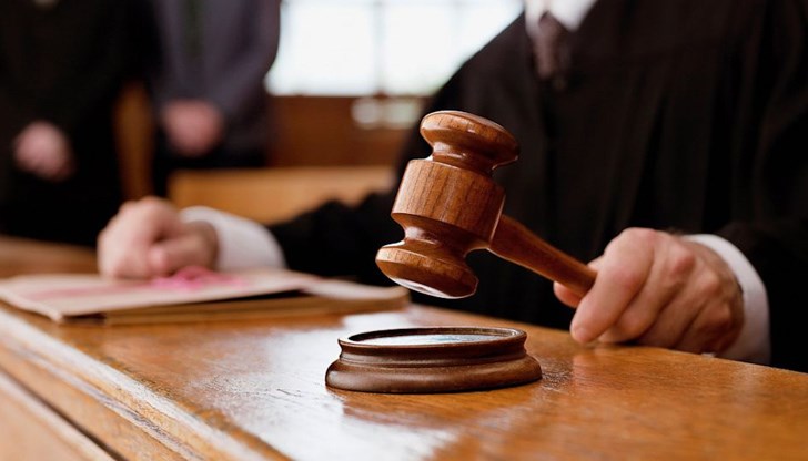 Магистратите са описали в определението си и основните законови задължения на граничните полицаи, а именно: установяване на самоличността на лицето чрез идентификация; проверка на валидността на документа; проверка за наличието на признаци за фалшифициране или подправяне на документа