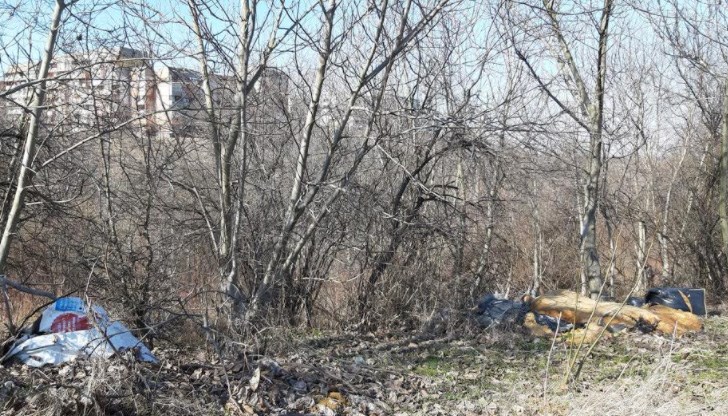 Огромни незаконни сметища край квартал "Чародейка"