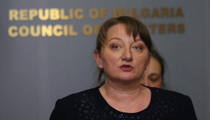 Министър Сачева изрази надежда по този начин да бъде обхванат по-голям кръг от семейства