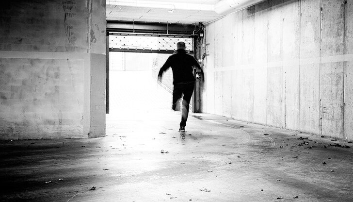 Апашите отмъкнали косачка, ракета за тенис и рибарски въдици Апашите отмъкнали косачка, ракета за тенис и рибарски въдици