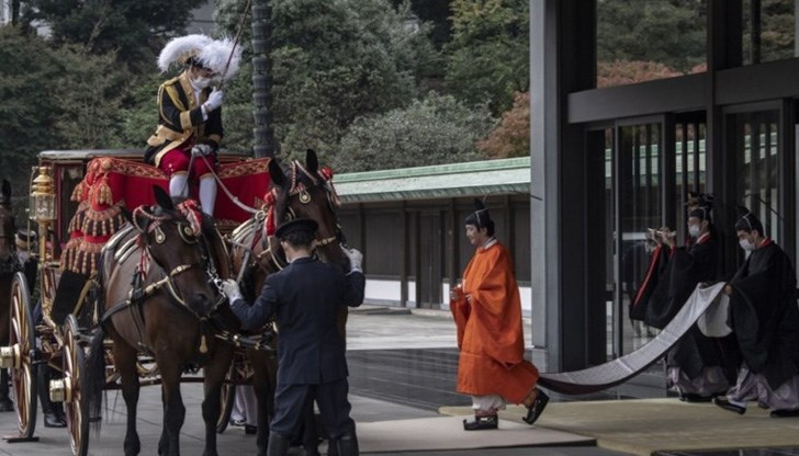 Церемонията е продължила около 15 минути и то само с 50-тина души