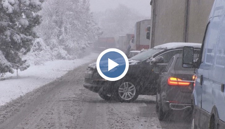 На места се стигна до километрични задръствания