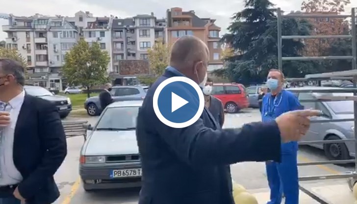 Премиерът се срещна със Здравко Димитров пред болницата