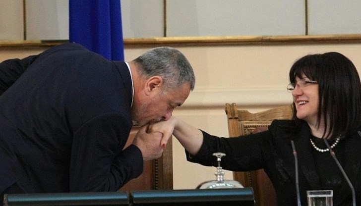 "Чак пък на пустинята", отвърна Караянчева