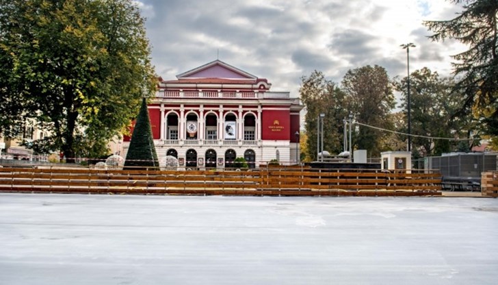 Предвестникът на предстоящите празници вече е готов и от тази събота ще радва русенци и гости на града