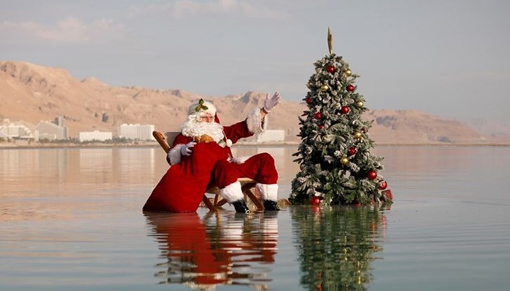 Коледното дърво обаче няма шансове да оцелее в солта, затова Дядо Коледа го върна на сушата, когато излезе от водата
