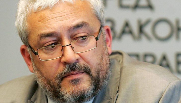 Василев: "Където и да отиде болни на легло се изправят все едно нищо не им е било и на крака го посрещат. Кметът на Пловдив с тежък Ковид 19 пред болницата го чакал и само дето ръченица не му тропнал" Василев: "Където и да отиде болни на легло се изправят все едно нищо не им е било и на крака го посрещат. Кметът на Пловдив с тежък Ковид 19 пред болницата го чакал и само дето ръченица не му тропнал"