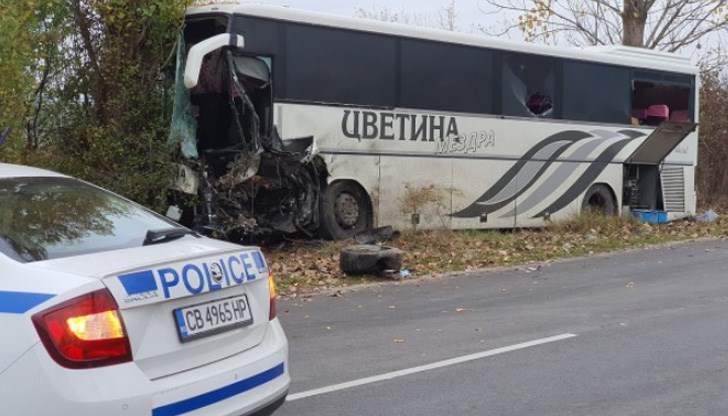 Трима са ранени