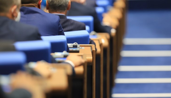 Извън всякакво съмнение е вече, че този Парламент е силно повлиян от един корпоративен сектор. През последните месеци бяха внесени още два законопроекта, които пряко касаят бизнеса на колекторските фирми Извън всякакво съмнение е вече, че този Парламент е силно повлиян от един корпоративен сектор. През последните месеци бяха внесени още два законопроекта, които пряко касаят бизнеса на колекторските фирми