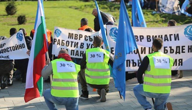 Какво става - гадните ченгета изядоха детските добавки... (А, да - гадните лекари също.)