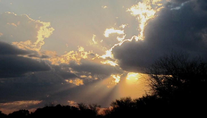 По поречието на Дунав и в източните райони ще остане с ниска слоеста облачност или мъгла, но след обяд видимостта ще се подобрява, а облачността ще се разкъсва По поречието на Дунав и в източните райони ще остане с ниска слоеста облачност или мъгла, но след обяд видимостта ще се подобрява, а облачността ще се разкъсва