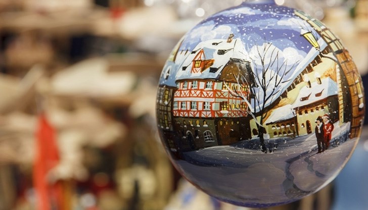 На щандовете на къщичката ще се предлагат ръчно изработени сувенири, коледна украса, календари и други артикули На щандовете на къщичката ще се предлагат ръчно изработени сувенири, коледна украса, календари и други артикули