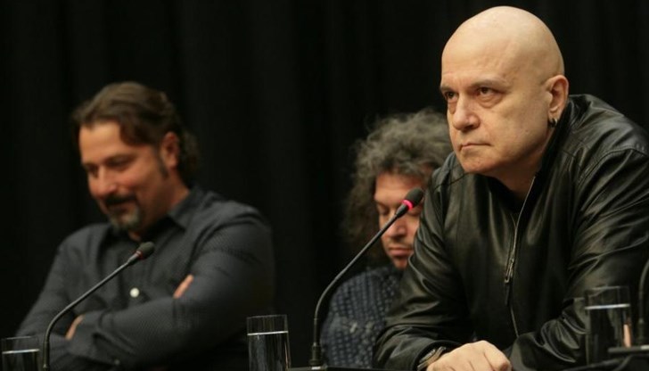 Добре бе, уважаеми сънародници, кой от вас си мисли, че тези решения ги взима Министерски съвет или Националният оперативен щаб? Тези решения ги взима само един човек Добре бе, уважаеми сънародници, кой от вас си мисли, че тези решения ги взима Министерски съвет или Националният оперативен щаб? Тези решения ги взима само един човек