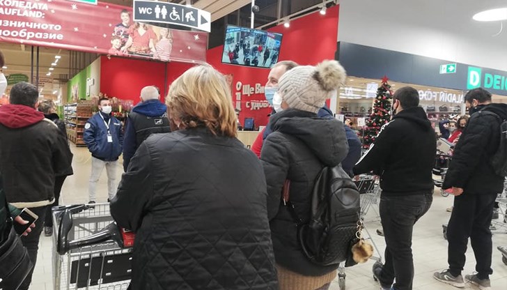 Видно е, че по опашките в Русе трудно се спазва дистанция