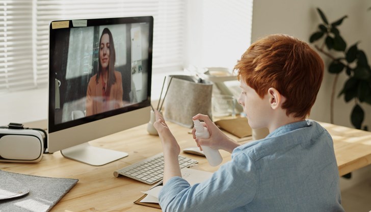 Като говорим за затваряне на държавата, първо посягаме на учебния процес, след това на ресторанти и молове и др. Като говорим за затваряне на държавата, първо посягаме на учебния процес, след това на ресторанти и молове и др.