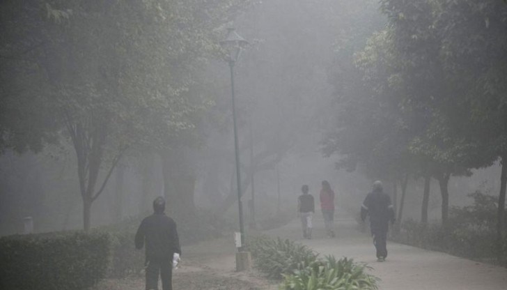 Замърсяването стана осезаемо през последните няколко дни заради мъглите, които задържат праха в ниските слоеве на атмосферата и липсата на вятър