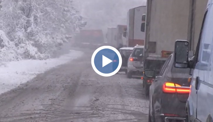 4 камиона се оказаха закъсали в снега