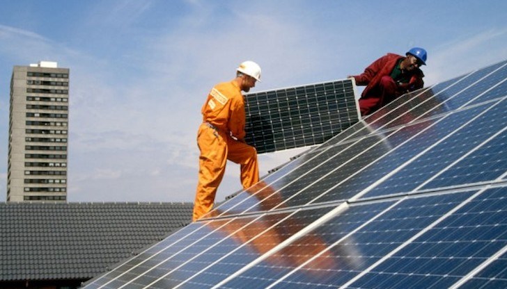 В първата вълна на интерес към ВЕИ бяхме едни от първите, които успяха да постигнат целта си и в следствие на това в България се разви много експертиза в сферата, но когато промениха законите и стана нерентабилно да се строи тук, много от тези компании излязоха в чужбина