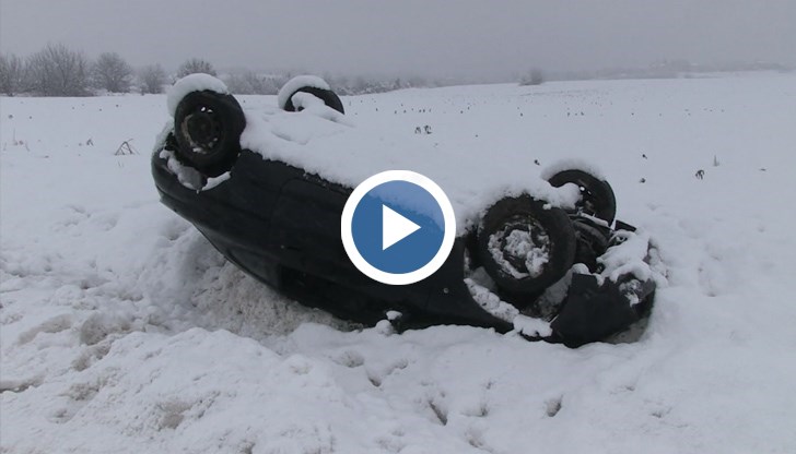 Шофьорът е успял да излезе сам от колата. Причините за инцидента се изясняват