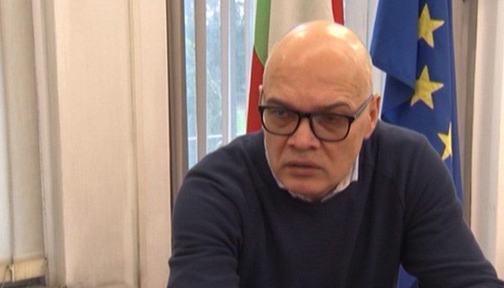 Класическият разговор, който се чува между хора с медицинско образование, е “Аз няма да рискувам с първо поколение генетична ваксина”