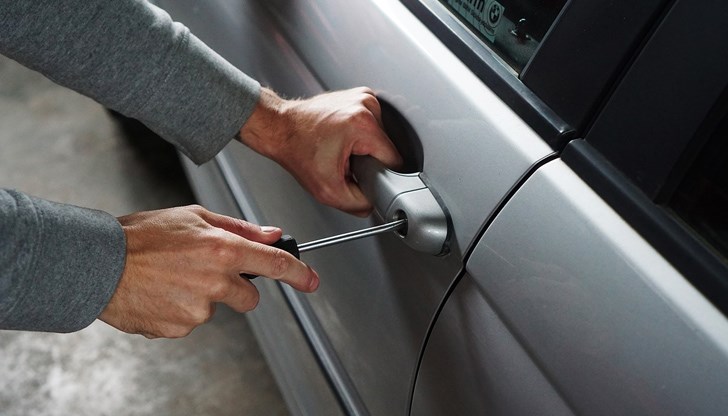 Извършителят е на 56 години, като действал в ранните часове на денонощието, между 5.00 и 5.30 часа Извършителят е на 56 години, като действал в ранните часове на денонощието, между 5.00 и 5.30 часа