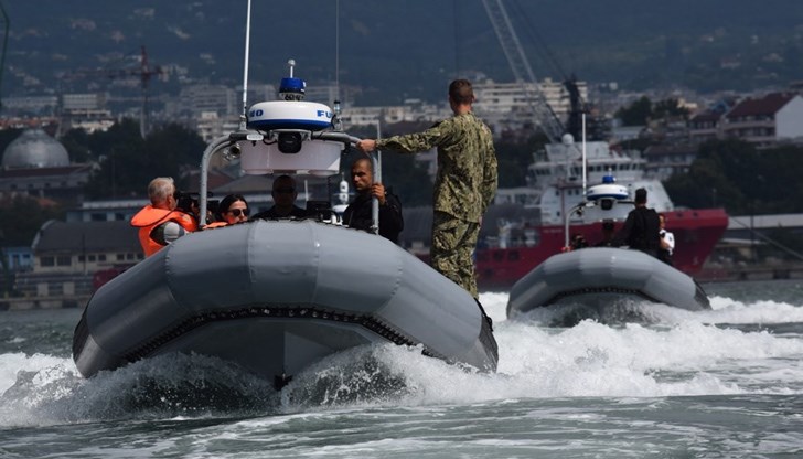 Ай, честито да ни е! Един милиард за патрулни кораби. Които ние ще платим, естествено Ай, честито да ни е! Един милиард за патрулни кораби. Които ние ще платим, естествено
