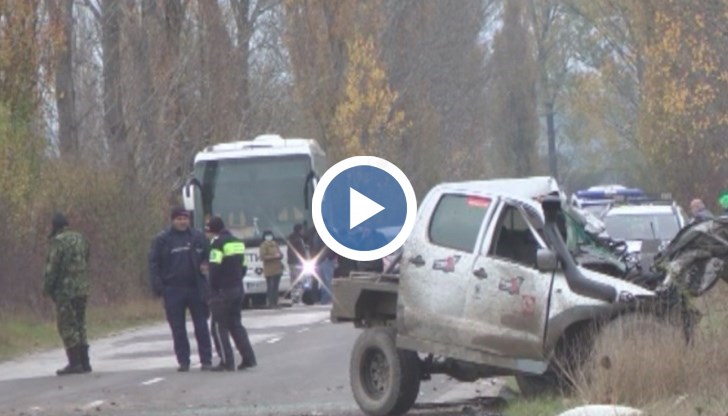 На абсолютно прав участък на пътя Ботевград-Литаково челно са се ударили автобус, превозващ работници и джип