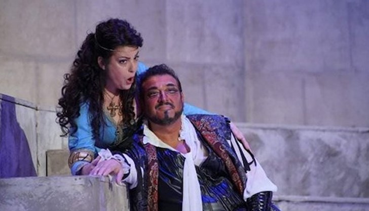 Близките му са убедени, че се е заразил на 6 ноември на премиерата на операта "Отело" в Стара Загора. На сцената са били 100 души плюс оркестър. Заразили са се и други, сред които и жена му Таня Иванова, но тя го кара по-леко Близките му са убедени, че се е заразил на 6 ноември на премиерата на операта "Отело" в Стара Загора. На сцената са били 100 души плюс оркестър. Заразили са се и други, сред които и жена му Таня Иванова, но тя го кара по-леко