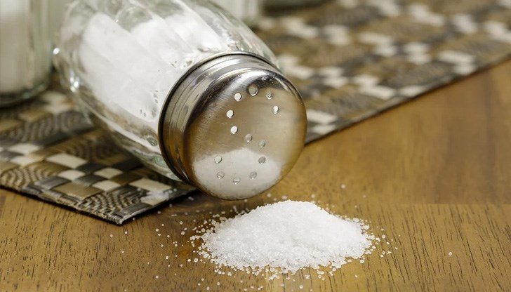 Солта е основен електролит, който помага на тялото ни да функционира правилно
