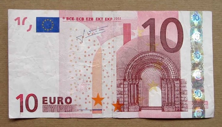 При проверка мъжът пуснал в патрулката 10 евро