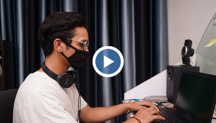 По време на учебен час, по преценка на учителите, както и във времето извън учебните часове, учениците ще могат да бъдат без лични предпазни средства за кратко време при широко отворени прозорци в класната стая или когато са в училищния двор