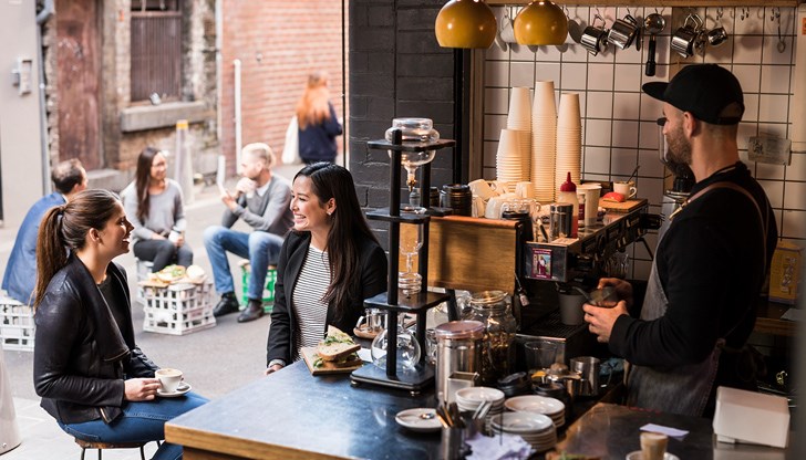 Жителите на Мелбърн се радват на първия уикенд, в който кафенетата, ресторантите и кръчмите отново посрещат клиенти Жителите на Мелбърн се радват на първия уикенд, в който кафенетата, ресторантите и кръчмите отново посрещат клиенти