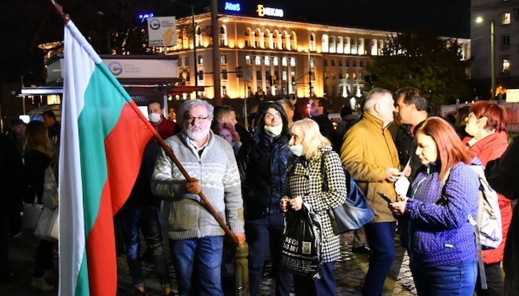 Малко по-рано група протестиращи спряха пред сградата на здравното министерство и скандираха срещу управляващите Малко по-рано група протестиращи спряха пред сградата на здравното министерство и скандираха срещу управляващите