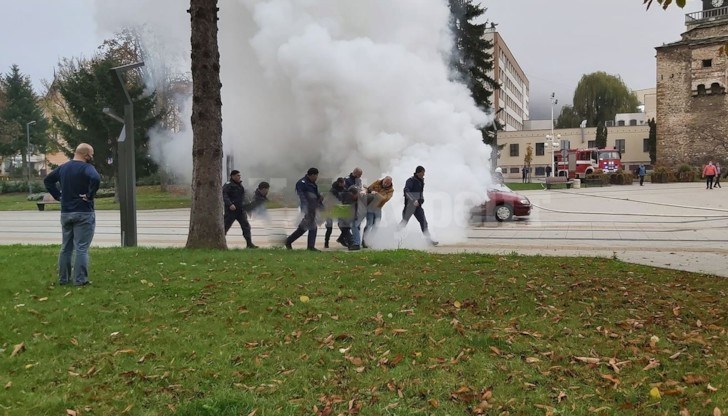 Подпалвачът – мъж на средна възраст, беше отведен в районното управление на полицията, което се намира на 50-ина метра от запалената кола