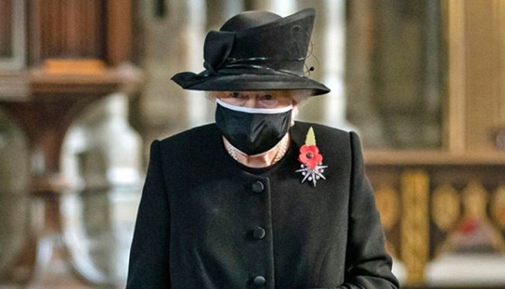 Кралицата присъства на кратка церемония за почит към Незнайния воин в Уестминстърското абатство