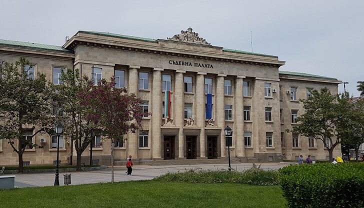 Първоначално Ангел Колев бе отстранен от работа, а по-късно беше уволнен дисциплинарно Първоначално Ангел Колев бе отстранен от работа, а по-късно беше уволнен дисциплинарно