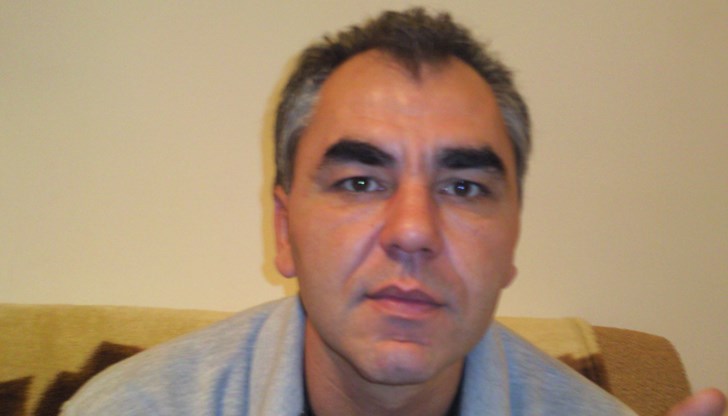 Божидар Петков е на 51 години, висок е около 1,85, с черна прошарена коса и тъмнокафяви очи