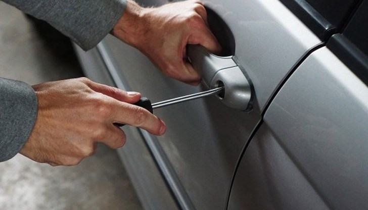 По-късно полицаите открили автомобила, изоставен в дере