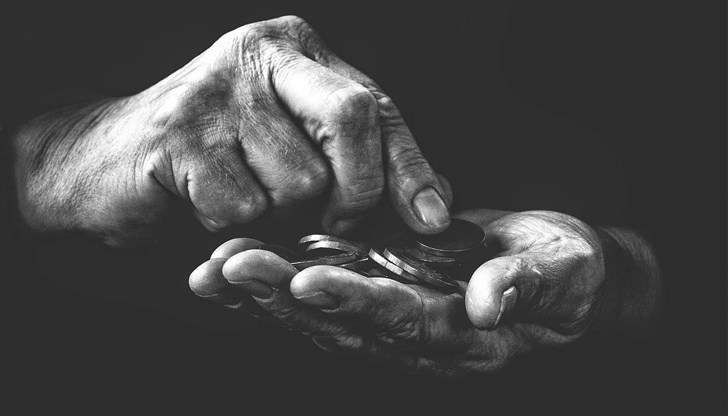 Прочитът на таблиците показва още, че ако през лятото динамиката на родния икономически растеж е била сходна със средноевропейската (спад с 10,1% при средно 11,4% спрямо първото тримесечие), сега бележим сериозно изоставане